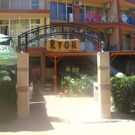 Ryor - Breakfast And Free Parking