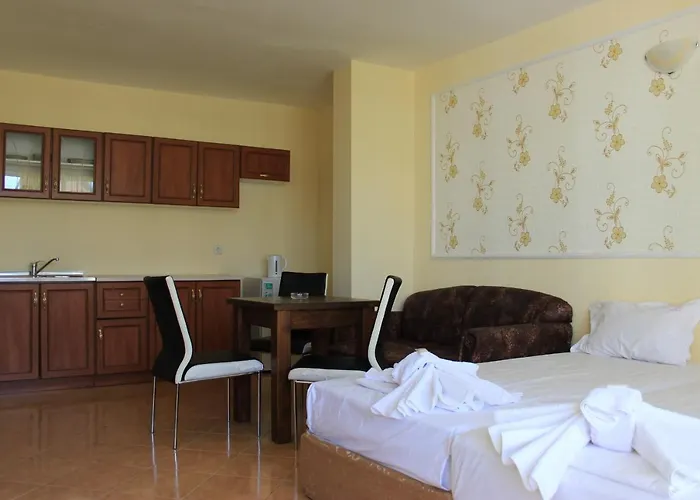 Отель Ryor - Breakfast And Free Parking