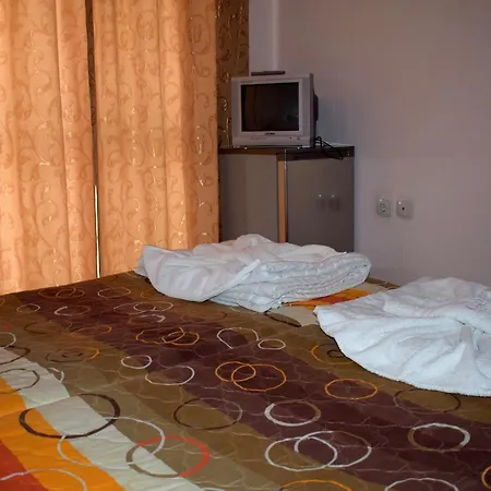 Ryor - Restaurant & Free Parking Хотел 3*
